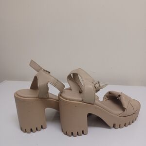 Madden girl Pre-owned Excellent Condition Size 5.5 M Stylish Cream Platform Sand